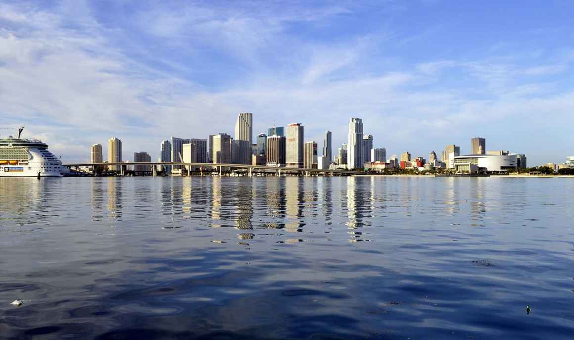 Miami skyline in 2010, by Tom Schaefer