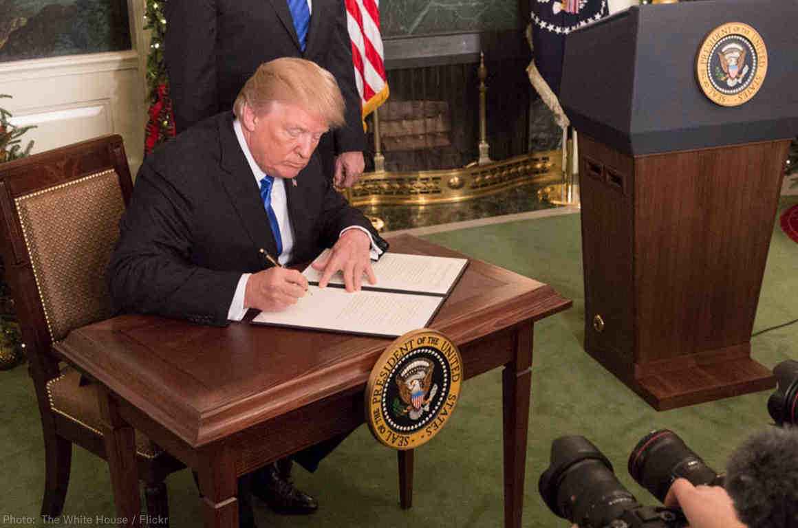 trumpsigning